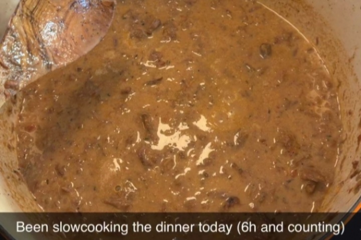 足球直播-能好吃吗？哈兰德晒晚餐被球迷调侃像排泄物，回复看着恶心但好吃