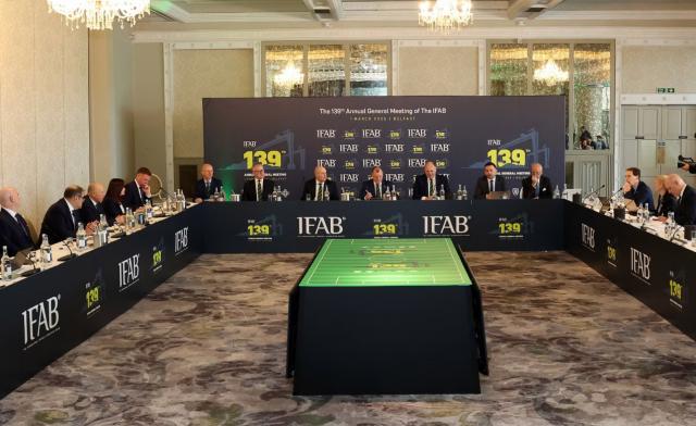 CCTV5在线直播-足球比赛新规：门将持球超8秒，对手将获得角球