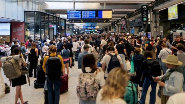 CCTV5在线直播-法国高铁线路遭蓄意纵火，巴黎交通受影响严重