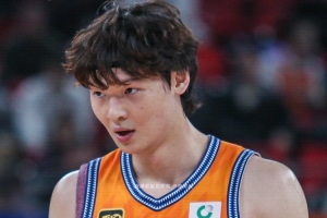 NBA直播-薛思佳：广东四个高锋线阵容让上海的进攻难受 后者犯规数是隐患