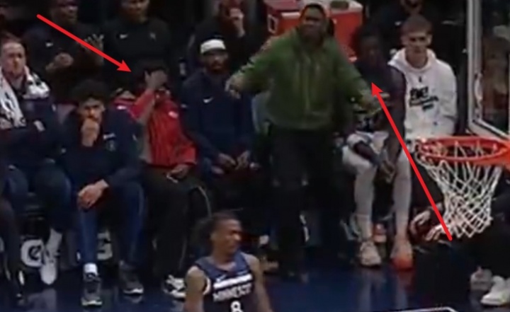 CCTV5在线直播-戈贝尔筐底放篮不进！场边麦丹无奈捂脸&amp;华子直接站起无语摊手